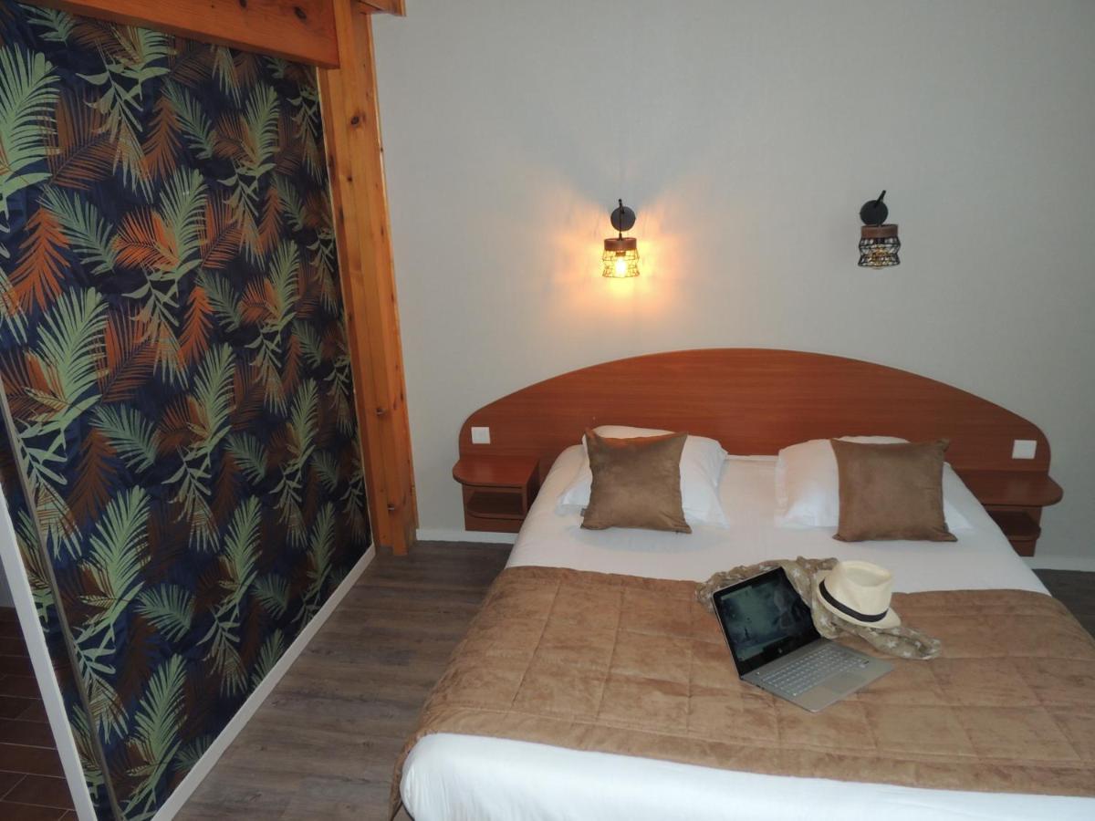 Logis Hotel Les 3 Marchands Bressuire Dış mekan fotoğraf